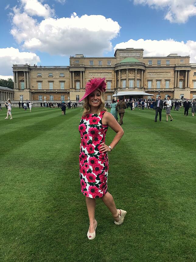 Unsere Korrespondentin Katrin Pribyl im Garten des Buckingham-Palasts: Passend gekleidet mit Hut und farbenprächtigem Kleid.