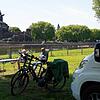 Touristen sitzen auf einem Campingplatz in Koblenz vor ihren Wohnmobilen in der Sonne.