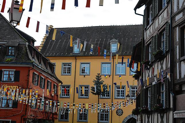 Auch wenn Fasnetsveranstaltungen abgesagt sind, ist das Städtle doch bunt geschmückt. Der ehemalige Weihnachtsbaum vor dem Rathaus wird ...