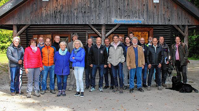 Zum Abschluss seiner jährlichen Waldbegehung diskutiert der Immendinger Gemeinderat in der Bumbishütte die Frage der Neugestaltung der ...