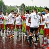 Nach dem 5:0-Sieg gegen den FC Kluftern feierten die Spieler und Funktionäre des FC RW Salem bei strömendem Regen die Meisterschaft in ...