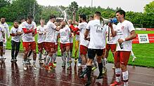 Nach dem 5:0-Sieg gegen den FC Kluftern feierten die Spieler und Funktionäre des FC RW Salem bei strömendem Regen die Meisterschaft in ...