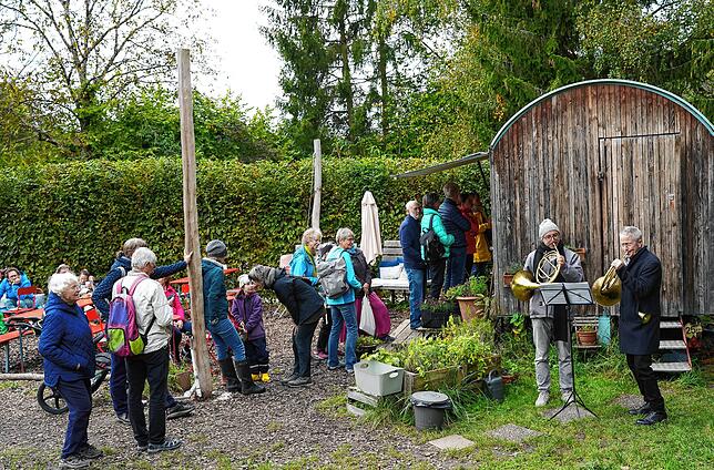 Gemeinsam auf dem Weg in die Zukunft. Die Hornisten Stefan Wagner und Andrew Hale mit Publikum beim Klimaspaziergang „Let‘s walk ...