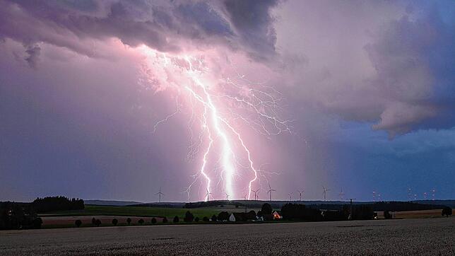 ARCHIV – Ein Blitz zuckt bei einem Sommergewitter am abendlichen Himmel über Bartholomä auf der Schwäbischen Alb.