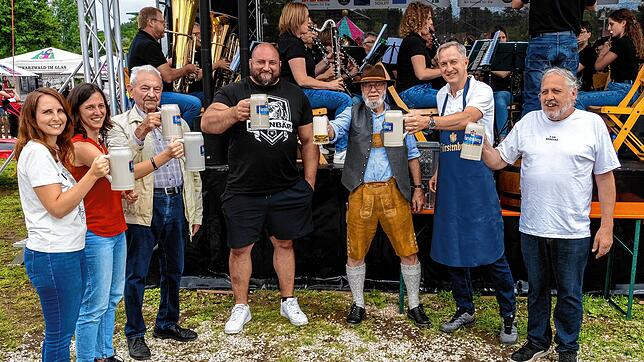 Bürgermeister Michael Schmitt (2. von rechts) eröffnet am Samstag Nachmittag mit dem Fassanstich das 39. Brigachtaler Dorffest.
