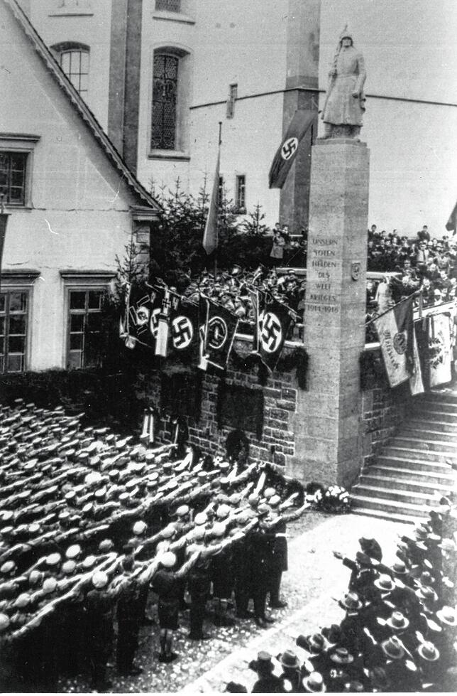 Die Nationalsozialisten regierten im Kreis Sigmaringen. Das Bild zeigt einen NS-Aufmarsch vor dem Kriegerdenkmal in Meßkirch im Jahr ...