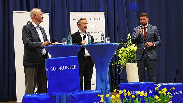 Wahlarena in Allensbach 2023: Mit Kandidat Robert Hogg (links), Moderator Jörg-Peter Rau, Mitglied der SÜDKURIER Chefredaktion, und ...