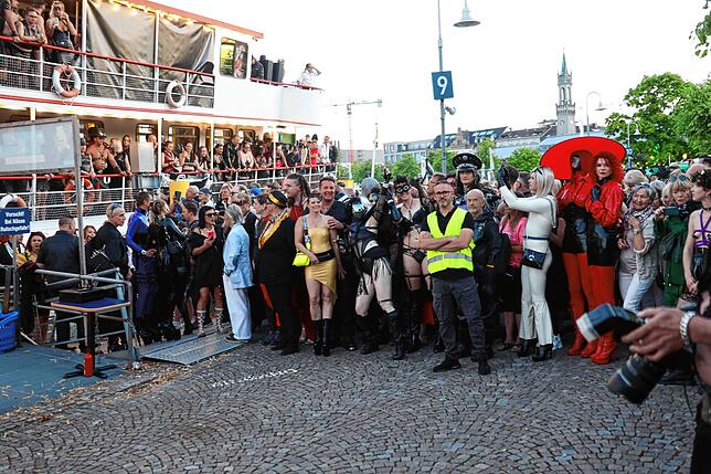 Bild 31: Wenn das Sadomaso-Schiff in Konstanz anlegt, zeigen die Gäste ihre Outfits