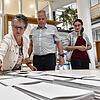 Noch am Wahlsonntag werden im Rathaus in Hüfingen die Stimmen der Europawahl ausgezählt. Unser Bild zeigt die Wahlhelfer Susanne Bucher ...