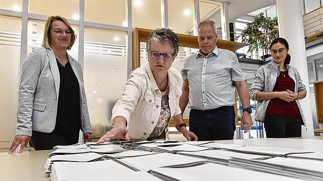 Noch am Wahlsonntag werden im Rathaus in Hüfingen die Stimmen der Europawahl ausgezählt. Unser Bild zeigt die Wahlhelfer Susanne Bucher ...