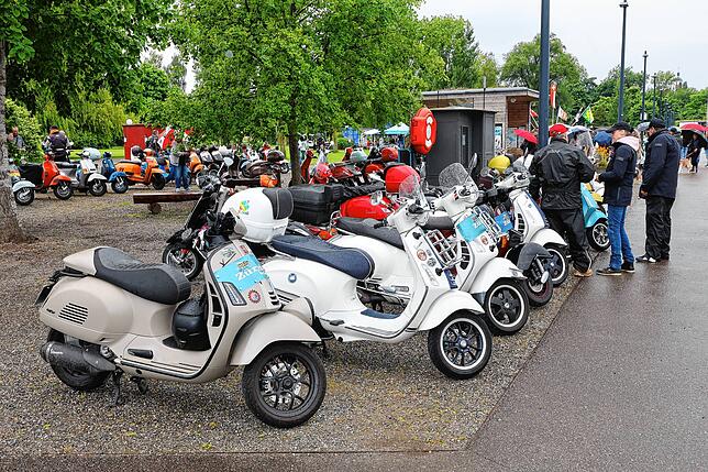 Bild 36: Vespa-Treffen am Bodensee: Am Kreuzlinger Hafen kommen drei Nationen zusammen