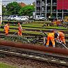 Von diesem Strommasten ist nicht mehr viel übrig: Nachdem am Dienstagnachmittag ein Zug kurz vor dem Singener Bahnhof entgleist ist und ...