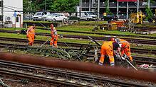 Von diesem Strommasten ist nicht mehr viel übrig: Nachdem am Dienstagnachmittag ein Zug kurz vor dem Singener Bahnhof entgleist ist und ...