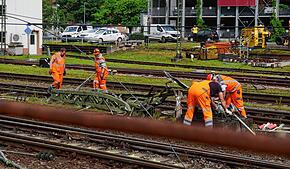 Von diesem Strommasten ist nicht mehr viel übrig: Nachdem am Dienstagnachmittag ein Zug kurz vor dem Singener Bahnhof entgleist ist und ...