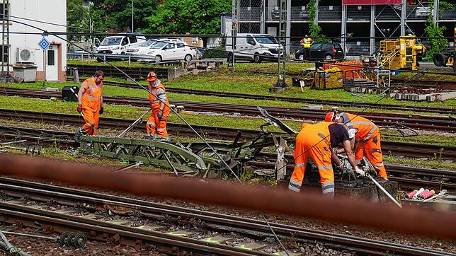 Von diesem Strommasten ist nicht mehr viel übrig: Nachdem am Dienstagnachmittag ein Zug kurz vor dem Singener Bahnhof entgleist ist und ...