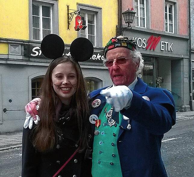 Manfred Graubach als Narrenrat mit Enkelin Alexandra.
