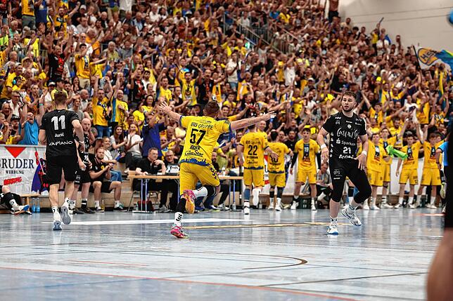 Bild 26: HSG Konstanz feiert den Aufstieg in die 2. Handball-Bundesliga. Bilder vom Spiel gegen Hildesheim