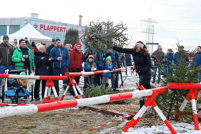 Bild 2: In Marbach fliegen die Weihnachtsbäume durch die Luft