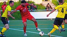 Wie im Hinspiel: Vassilios Dimitriadis – hier im Hinspiel gegen Richard Zielke und Jannik Geng – machte mit seinem Elfmetertor zum 2:0 ...