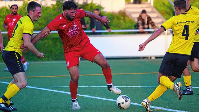 Wie im Hinspiel: Vassilios Dimitriadis – hier im Hinspiel gegen Richard Zielke und Jannik Geng – machte mit seinem Elfmetertor zum 2:0 ...