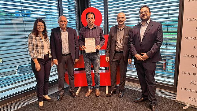 2000 Euro: Tennisclub Lauchringen für den Ausbau der Kinder- und Jugendförderung (von links): Silvia Knöpfle, Direktorin Privatkunden, ...