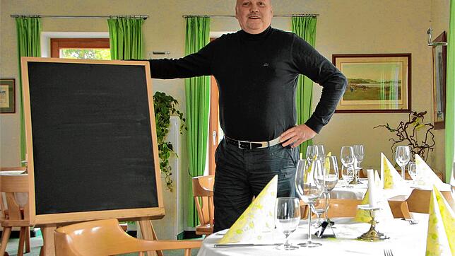 Im Golfclub wird Harald Scherer mit Speisentafeln am Tisch arbeiten. Ein ausgefeiltes Konzept soll maximale Sicherheit und zugleich ...
