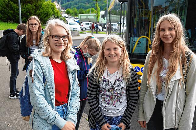 Elise Fellhauer (15), Lorina Fellhauer (10) und Annelie Fellhauer (14) aus Eigeltingen freuen sich sehr, dass sie wieder zur Schule ...