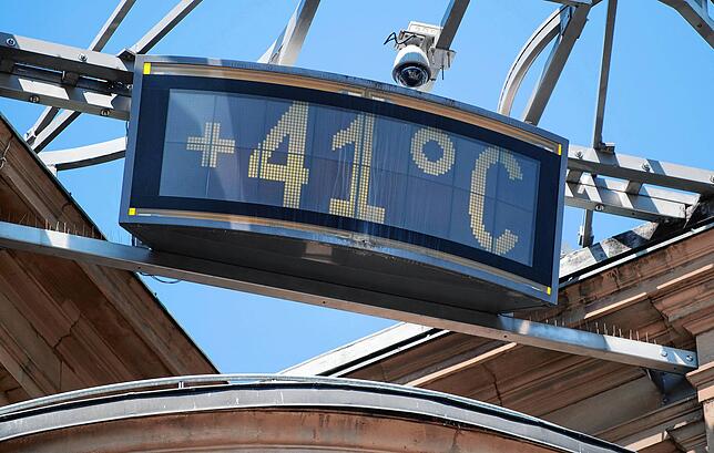 Eine Temperaturanzeige zeigt 41 Grad Celsius. Der menschliche Körper muss sich an Temperaturschwankungen anpassen, was ihm nicht immer ...