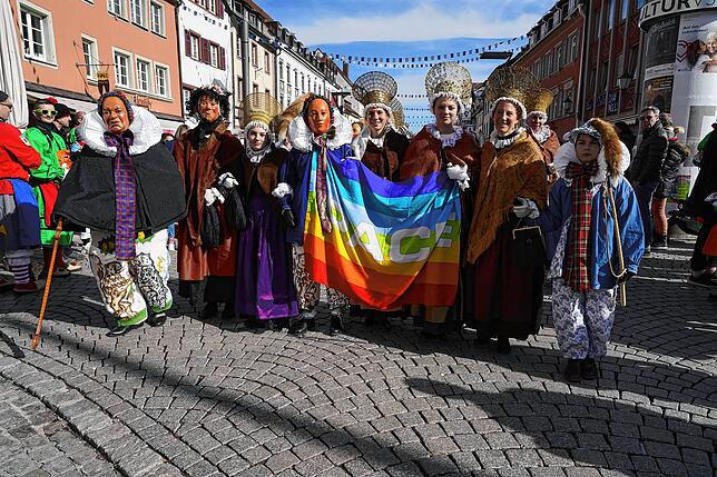Starker Auftritt. Diese Gruppe der Historischen Narrozunft ist mit der Friedensfahne unterwegs.