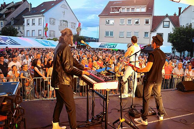Bild 4: Bilder von der Festeröffnung des Schweizer Feiertags auf dem Gustav Hammer Platz