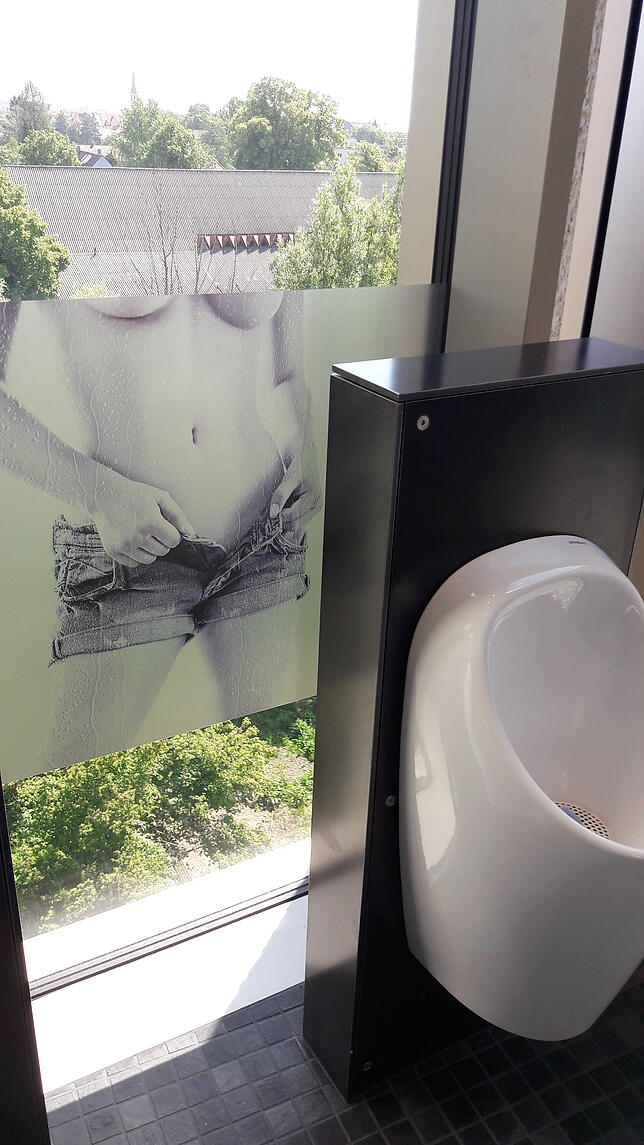 Bis zur Herrentoilette des Mac 2 sind die Sexismusdebatten der vergangenen Jahre offenbar nicht vorgedrungen.