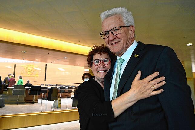 Ehefrau Gerlinde umarmt ihren Mann Winfried Kretschmann nach seiner Wiederwahl im Landtag.