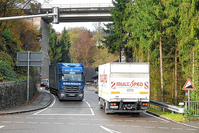 Schwerlasverkehr am Abzweig Hauenstein.