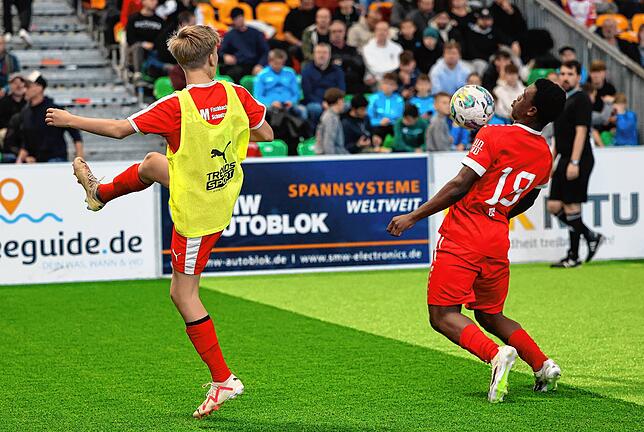 Bild 2: Europas beste U-15-Fußball-Teams in Friedrichshafen! Unsere besten Bilder vom MTU-Cup, Teil 1!
