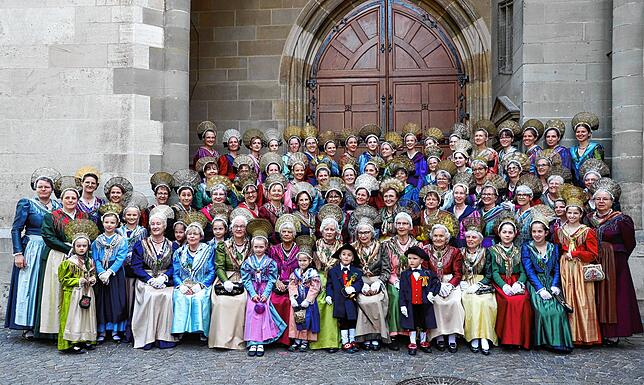 Die Mitglieder des Trachtenbundes Überlingen versammelten sich nach Abschluss der ersten Schwedenprozession vor dem Münster zu einem ...