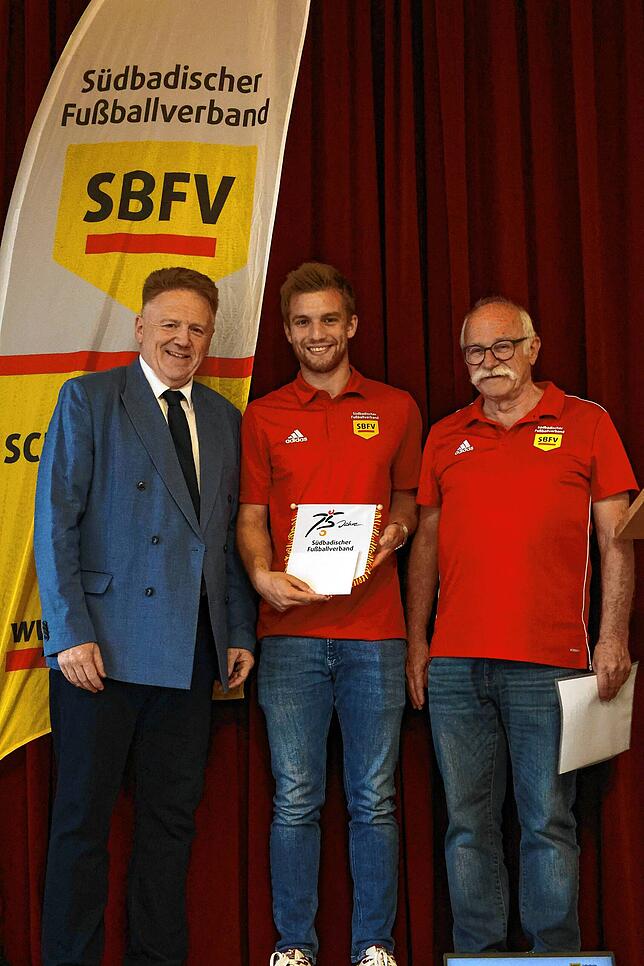 Der neue Bezirksvorsitzende Peter Becker (links) und Manfred Ellfeldt (rechts) dankten Enis Morat für seine vierjährige Tätigkeit im ...