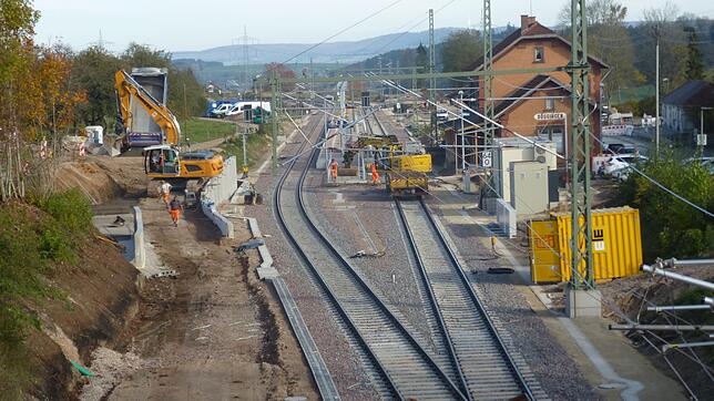 Noch sind die Bagger bei der Anlage eines Rettungsweges zugange und auch im Bahnsteigbereich sind noch Arbeiten zu erledigen. Doch ...