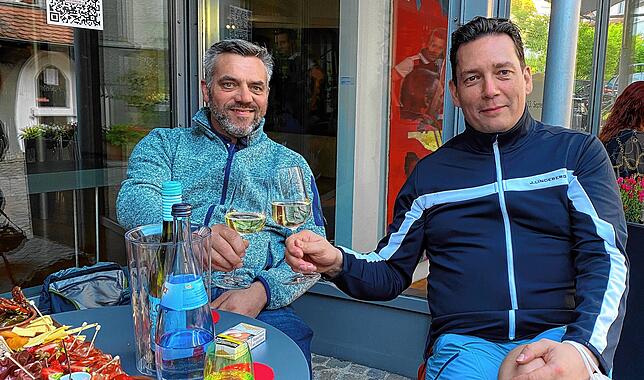 Markus Mock (links) und Mathias Eggert nutzen das Testangebot in der Stadthalle in Markdorf regelmäßig und sind sehr zufrieden. ...