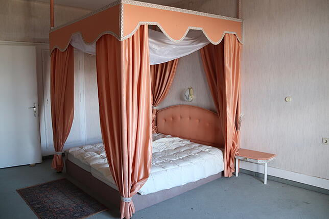 In einem Zimmer wie diesem soll eine ehemalige Hotelbesitzerin hier zu Tode gekommen sein. Diese Geschichte ist aber laut Herbert Türk ...