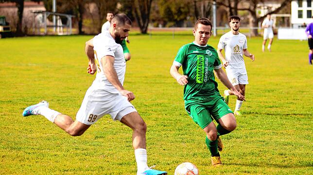 Erik Flöter (FC Steißlingen, rechts) versucht hier eine Flanke von Cihan Bayram (ESV Südstern Singen) zu verhindern. Am Ende reichte ...