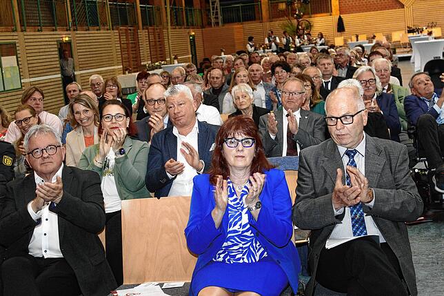 Unter den Ehrengästen waren der Landtagsabgeordnete Guido Wolf (links) und Kreisarchivar Joachim Schuster mit seiner Ehefrau.