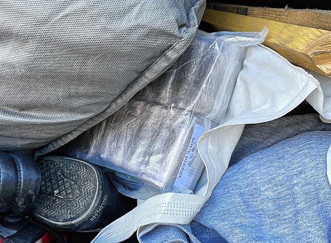 Zwischen Schuhen, Latten und einem Sweatshirt: Das Haschisch im Außenfach des Lastwagens