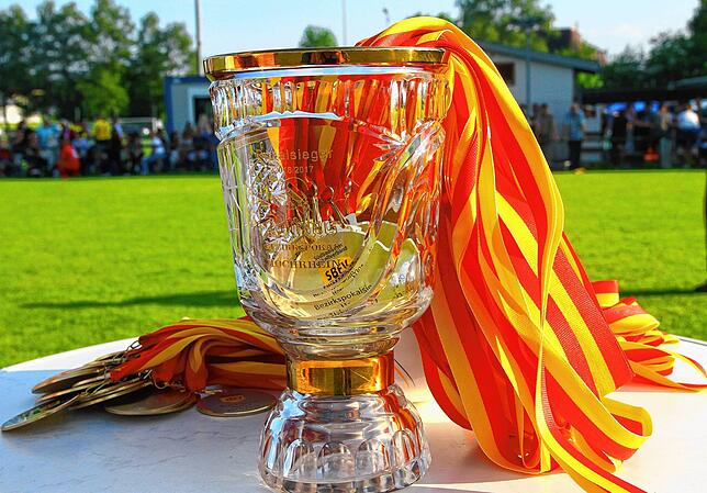 Objekt der Begierde: Um den Rothaus-Bezirkspokal wird am Himmelfahrtstag beim TuS Efringen-Kirchen gespielt.