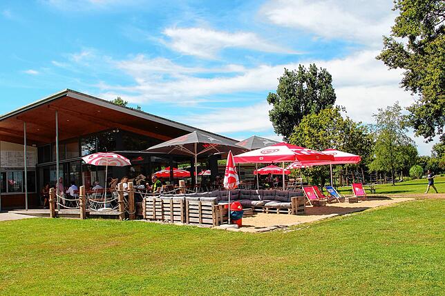 Im Strandbad Moos können sich die Gäste nach einem langen Badetag im Gastrobetrieb stärken.
