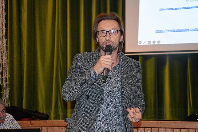 Andreas Schuster, Osteopath und Windkraftgegner aus Erfurt, greift spontan in die Fragerunde auf der Informationsveranstaltung ein – und ...