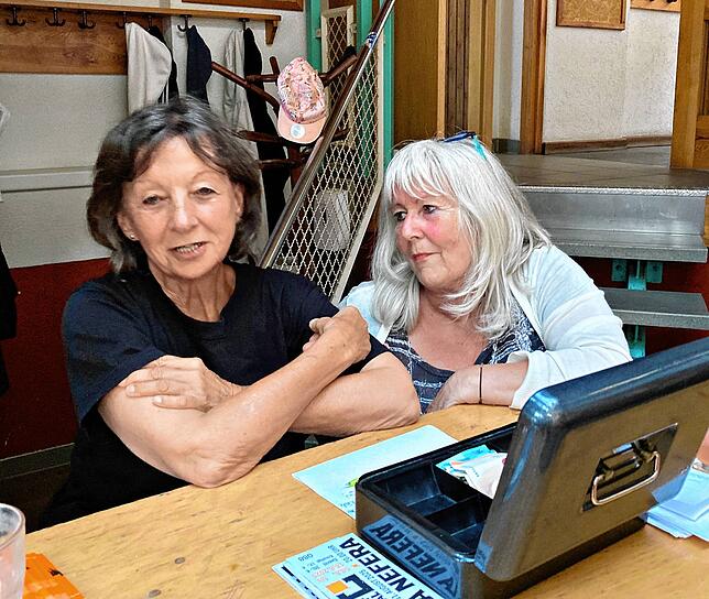 Gertrud Cammerer Karger und Helga Eimer Esslinger sind schon seit der Schulzeit befreundet. „Wir saßen in der Mädelschule im Klosterring ...