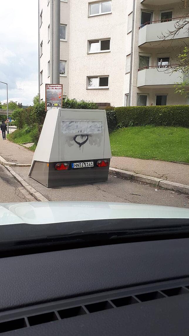 Eine andere Leserin knipste den Anhänger nachdem er erst gesäubert und dann erneut beschmiert wurde.