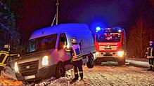Am Haken hat die Feuerwehr diesen Kastenwagen, der auf schneeglatter Fahrbahn in den Graben gerutscht ist.