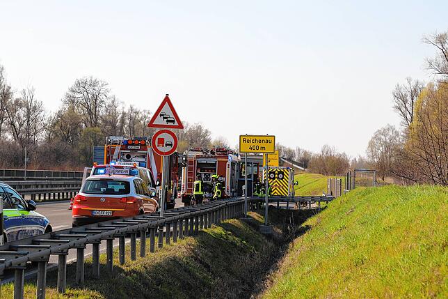 Die B33 muss zeitweise wegen des Großaufgebots an Rettungsfahrzeugen voll gesperrt werden