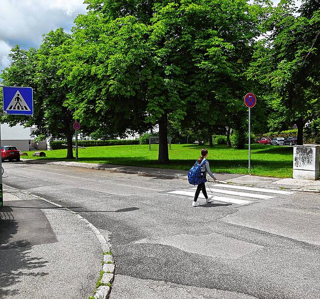 Da fehlt doch was: So sieht der Zebrastreifen nach den Straßenausbesserungen aus.